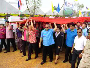 ชมรมเฝ้าระวังแอลกอฮอล์และบุหรี่จังหวัดสมุทรปราการ ร่วมกับเครือข่ายประชาคมงดเหล้าสมุทรปราการและกลุ่มต้นกล้าปราการ ได้ร่วมกิจกรรมเป็นงานกาชาดสมุทรปราการ(ปลอดเหล้า) และงานห่มผ้าพระสมุทรเจดีย์