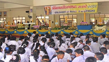 ชาวแปดริ้วกว่าพันคน ร่วมใจเทเหล้าเผาบุหรี่ ฉลองพุทธชยันตี 2600 ปี