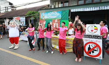 ถนนคนเดิน ปลอดเหล้า – บุหรี่ สีสันยามค่ำคืน คนเมืองนครพนม