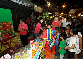 ถนนคนเดิน ปลอดเหล้า – บุหรี่ สีสันยามค่ำคืน คนเมืองนครพนม