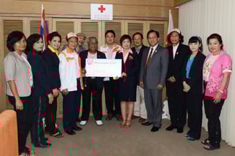 ศิลปินมอบเงินบริจาคช่วยน้ำท่วมฟื้นฟูผู้ประสบภัย