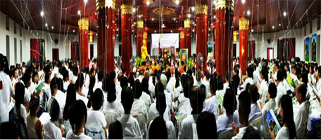 พุทธศาสนิกชนชาวตราดร่วมสวดมนต์ข้ามปีทำความดีถวายพ่อหลวง