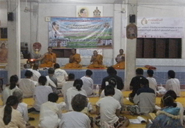 พุทธศาสนิกชนชาวตราดร่วมสวดมนต์ข้ามปีทำความดีถวายพ่อหลวง