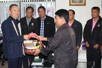 ประชาสังคมสุรินทร์สร้างสุข เข้าพบผู้ว่าฯ มอบกระเช้าปลอดเหล้า