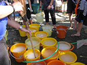 เครือข่ายคนไทยไร้พุงร่วมใจ สานพลังพื้นภัยน้ำท่วม 54