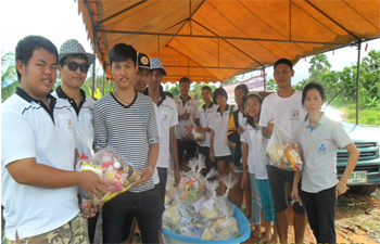 เยาวชนฉะเชิ​งเทราจับมือ ทต.พนมสารคาม ช่วยน้ำท่ว​มคลอง​เขื่อน 