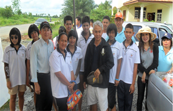 เยาวชนฉะเชิ​งเทราจับมือ ทต.พนมสารคาม ช่วยน้ำท่ว​มคลอง​เขื่อน 