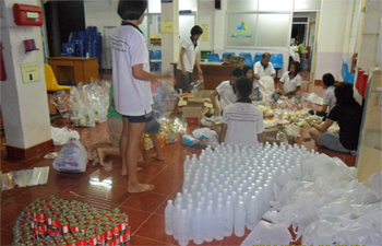 เยาวชนฉะเชิ​งเทราจับมือ ทต.พนมสารคาม ช่วยน้ำท่ว​มคลอง​เขื่อน 