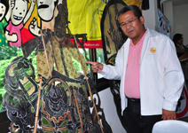 จ.ราชบุรี แข่งเรือยาวหน้าวัดขนอนผสมชมหนังใหญ่