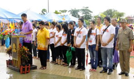 ตามติดงานประเพณีแห่เทียนเข้าพรรษา จ.มุกดาหาร