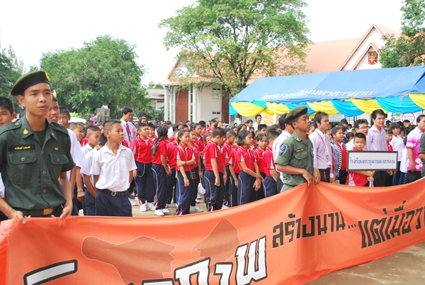 มหาสารคาม แห่เทียนงดเหล้าเข้าพรรษา ทำความดีถวายในหลวง