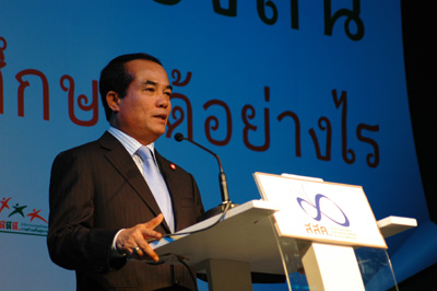 นายชินวรณ์ บุณยเกียรติ รัฐมนตรีว่าการกระทรวงศึกษาธิการ