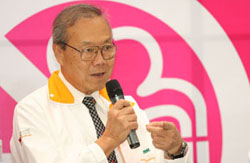 ศ.นพ.ประกิต วาทีสาธกกิจ เลขาธิการมูลนิธิรณรงค์เพื่อการไม่สูบบุหรี่
