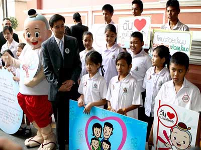 เยาวชนพบนายกฯ ชูรณรงค์ “รักลูก-เลิกเหล้า”