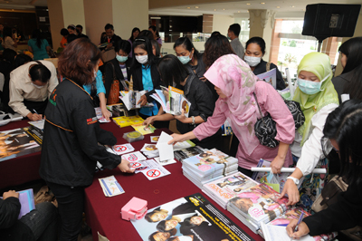 ประมวลภาพการประชุมแลกเปลี่ยนเรียนรู้จากงานประจำสู่งานวิจัย R2R:เพิ่มคุณค่าพัฒนาคนพัฒนาบริการ 16-17 ก.ค.52 ณ รร.ริชมอนด์