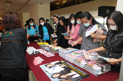 ประมวลภาพการประชุมแลกเปลี่ยนเรียนรู้จากงานประจำสู่งานวิจัย R2R:เพิ่มคุณค่าพัฒนาคนพัฒนาบริการ 16-17 ก.ค.52 ณ รร.ริชมอนด์
