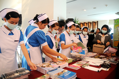 ประมวลภาพการประชุมแลกเปลี่ยนเรียนรู้จากงานประจำสู่งานวิจัย R2R:เพิ่มคุณค่าพัฒนาคนพัฒนาบริการ 16-17 ก.ค.52 ณ รร.ริชมอนด์