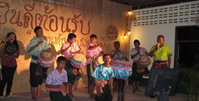 รำเหย่ยและการละเล่นพื้นบ้าน