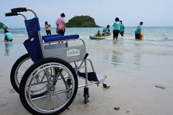 อาสาสมัครพาน้องเที่ยวหาด “โอกาส” ของผู้ให้และผู้รับ