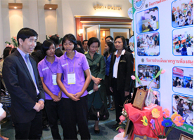 ทพ.กฤษดา เรืองอารีย์รัชต์ และคณะผู้บริหารเดินชมนิทรรศการ