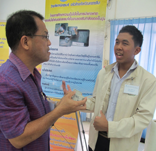 ศรุต เหลือล้น นำยางพาราและเส้นใยไฟเบอร์กลาสใช้รองรับพื้นปูน 
