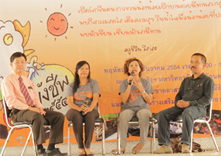 “อีเล้งเค้งโค้ง ลุยน้ำท่วม” เยียวยาน้องน้อยผู้ประสบภัย 
