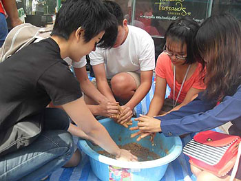 ศิลปินช่วยน้ำท่วม