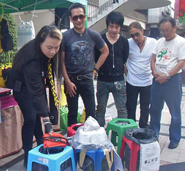 ศิลปินช่วยน้ำท่วม
