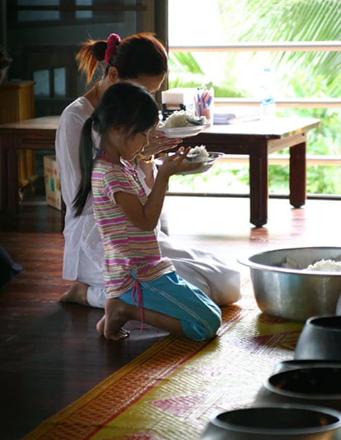 ทำบุญวันพระใหญ่ สุขใจชวนเด็กเข้าวัด