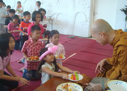 ฝึกเด็กเล็กให้เรียนรู้พุทธศาสนาแต่เยาว์วัย