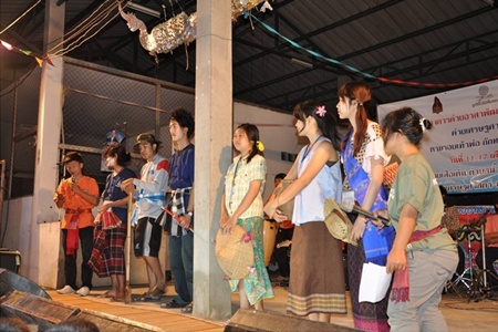 เศรษฐศาสตร์ มข.ออกค่ายอาสาฯ เดินตามรอยพ่อ ฝึกชีวิตพอเพียง