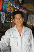 นายแดง ผัดอูบ หัวหน้าศูนย์สาธิตการตลาด บ้านหัวทุ่ง ตำบลแม่ทา 