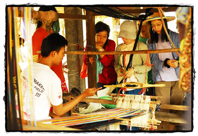 “ค่ายดอนมะจ่าง”นศ.-ชาวบ้านผนึกปัญญาเพิ่มตลาดผ้าทอมือ