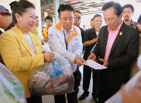 สสส. และศิลปินรวมใจช่วยเหลือผู้ประสบภัยน้ำท่วม