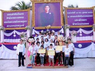 แห่ปราสาทผึ้ง-แข่งเรือยาว สกลนครปลอดเหล้า