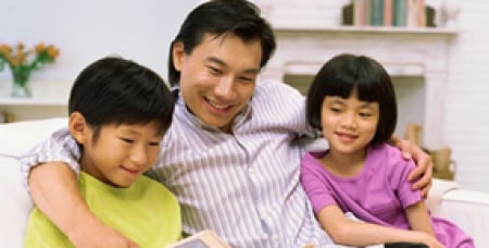 “ครอบครัว”กุญแจสำคัญเสริมสร้าง EQ ในปัจจุบัน สถานการณ์เกี่ยวกับเด็กและเยาวชนไทย มีแนวโน้มด้านวุฒิภาวะทางอารมณ์และพฤติกรรมรุนแรงบ่อยครั้งมากขึ้น ประกอบกับผลสำรวจติดตามสถานการณ์ระดับความฉลาดทางอารมณ์ (EQ) ของเด็กนักเรียนไทย อายุระหว่าง 6-11 ปี ระดับประเทศ ครั้งที่ 2 ของสถาบันราชานุกูล ซึ่งสำรวจจากกลุ่มตัวอย่าง จำนวน 5,325 คน ในพื้นที่กรุงเทพมหานคร และอีก 9 จังหวัดใน 4 ภูมิภาค ได้แก่ ปทุมธานี ระยอง สมุทรสาคร อุตรดิตถ์ นครสวรรค์ นครราชสีมา ร้อยเอ็ด กระบี่ และปัตตานี พบว่าแนวโน้มคะแนน EQ มีค่าเฉลี่ยลดลงอย่างต่อเนื่อง โดยพบว่าปีที่ผ่านมา มีคะแนน EQ เฉลี่ยระดับประเทศที่อยู่ระดับต่ำกว่าเกณฑ์ปกติ ที่ 45.12 โดยมีจุดอ่อนทั้ง 3 ด้าน คือ เก่ง ดี มีสุข ซึ่งถือว่าปัญหาเป็นปัญหาที่ทุกภาคส่วนต้องตระหนัก และเร่งหาแนวทางป้องกัน โดยมุ่งสร้างและพัฒนา EQ แก่เด็กเพื่อให้ได้ผลในทางที่ดีในระยะยาว