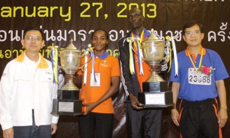 หนุ่มสาวเคนย่า คว้าแชมป์ขอนแก่นมาราธอน 2 นักวิ่งหนุ่มสาวปอดเหล็กจากเคนย่า ควงแขนมาโกยแชมป์โอเวอร์ออล ประเภทมาราธอน 42.195 กม. ในการแข่งขัน “ขอนแก่นมาราธอนนานาชาติ ครั้งที่ 10” ชิงถ้วยพระราชทานฯ พร้อมเงินรางวัลรวมกว่า 2 ล้านบาท
