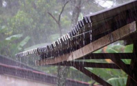 เตือน 31 จังหวัดอีสาน-ตะวันออก รับมือพายุฝน ปภ. เผยคาดการณ์ว่าในช่วงวันที่ 25-28 มีนาคม 2556 หลายพื้นที่ของประเทศไทยจะได้รับผลกระทบจากพายุฝน ลมกระโชกแรง และลูกเห็บตก มีกระทบต่อ 31 จังหวัดภาคอีสานและภาคตะวันออก