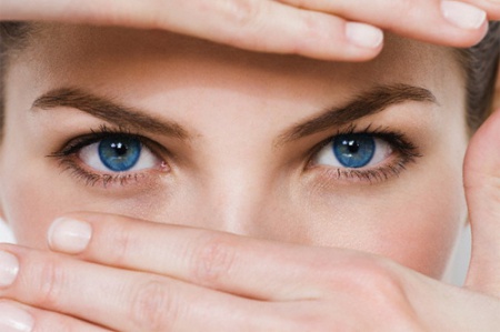 5 วิธี ทำกล้ามเนื้อตาให้แข็งแรง ดวงตาเป็นอวัยวะส่วนหนึ่งที่ทำงานหนักตลอดเวลา เป็นสาเหตุให้ดวงตาเป็นจุดแสดงถึงความเครียดและเหนื่อยล้าได้ชัดเจน รวมทั้งยังเป็นจุดหนึ่งที่มักเห็นร่องรอยแห่งวัย ดังนั้น การนวด หรือ การกดจุดประกอบ เป็นอีกหนึ่งวิธีง่าย ๆ 