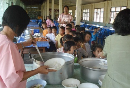 ขาดสารอาหารเรื้อรังทำเด็กไทยโตช้า ผลการสำรวจสถานการณ์เด็กและสตรีในประเทศไทย พ.ศ. 2555 หรือ Thailand Multiple Indicator Cluster Survey – MICS 2012 ซึ่งจัดทำโดยสำนักงานสถิติแห่งชาติ ด้วยการสนับสนุนจากยูนิเซฟ ชี้ให้เห็นถึงปัญหาโภชนาการของเด็กในประเทศไทย โดยพบว่า มีเด็กอายุต่ำกว่า 5 ขวบถึงร้อยละ 16 ขาดสารอาหารเรื้อรัง คือ มีภาวะเตี้ยแคระแกร็น (หมายถึงการมีส่วนสูงต่ำกว่าเกณฑ์)  อัตรานี้พบมากที่สุดในภาคอีสาน (18.9%)  รองลงมาคือภาคใต้ (16.7%) และยังพบด้วยว่าเด็กที่แม่ไม่มีการศึกษาจะประสบปัญหานี้มากกว่าเด็กที่แม่มีการศึกษา