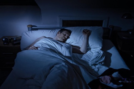รู้ทันภัยร้าย...ภายใต้การนอนหลับ  การนอนเหมือนเป็นการคืนสมรรถภาพให้ร่างกาย โดยเฉพาะการทำงานของสมองให้เป็นไปอย่างปกติ ซึ่งการนอนหลับโดยปกติจะประกอบขึ้นด้วย 2 ระยะ ที่สลับกันไปมาทั้งคืน คือ REM sleep การกลอกตาทั้งสองข้างไปมาอย่างรวดเร็วในขณะหลับ