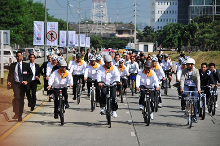 สสส. ชวนคนไทยใช้จักรยานเพิ่ม นายกฯ นำครม.สังคม 7 กระทรวง ปั่นจักรยาน เปิดงาน “สสส. presents a day BIKE FEST 2014” ชวนคนไทยใช้จักรยานเพิ่ม พัฒนาทางเชื่อมระบบขนส่งให้สะดวก-ปลอดภัย วางแผนสร้างเส้นทางจยย.-ออกกำลังกายรอบแม่น้ำเจ้าพระยา สสส. ร่วมสมาคมน่องเหล็กทั่วประเทศ ดันใช้จักรยานเป็น “วิถีชีวิต”
