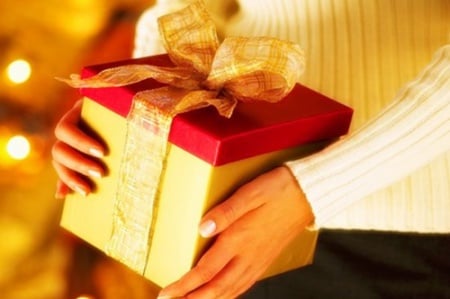 เทศกาลมอบ “ของขวัญ” ทำเองได้ เพิ่มคุณค่าทางใจ          ปีเก่ากำลังจะผ่านพ้นไป และปีใหม่ใกล้จะมาเยือน ทุกคนคงจะนึกถึงงานเทศกาลรื่นเริง สนุกสนานที่มาพร้อมกับของขวัญ ของฝากชิ้นพิเศษ 