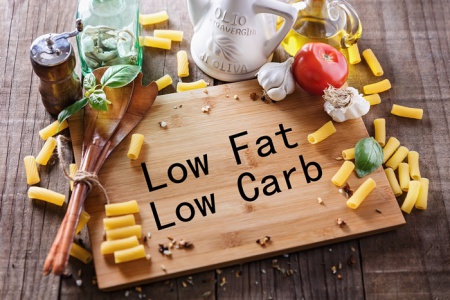 ทำความรู้จัก “อาหารประเภทไขมันต่ำ” ช้าก่อน...หากเห็นคำว่า Low Fat อย่าเพิ่งเข้าใจว่าอาหารชนิดนั้นมีปริมาณไขมันต่ำ หรือทำให้สุขภาพดีได้ และอย่าเพิ่งเชื่อว่าการรับประทานอาหารไขมันต่ำจะช่วยลดน้ำหนักได้ เอาเป็นว่า ไปทำความเข้าใจเกี่ยวกับอาหาร Low Fat ก่อน ที่ความอ้วนจะเข้ามาแทนที่หุ่นเพรียวบางร่างน้อย