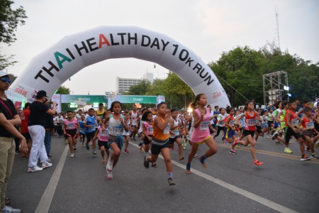 วิ่งเปลี่ยนชีวิต พิชิตใจตัวเอง ถือว่าประสบความสำเร็จอย่างยิ่งกับงาน “Thai Health Day 10K Run 2015” งานวิ่งยิ่งใหญ่แห่งหนึ่งของเมืองไทยที่จัดขึ้นเมื่อวันที่ 8 พ.ย.ที่ผ่านมา หน้ากระทรวงศึกษาธิการ ถนนราชดำเนินนอก มีประชาชนนับหมื่นคน โดยเฉพาะเด็ก เยาวชน และครอบครัวมาร่วมรายการมากมาย