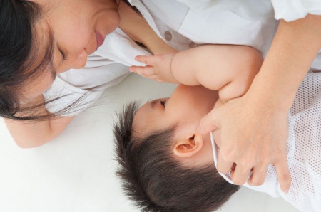 ควรปลุกลูกดูดนมแม่ มื้อดึกหรือไม่ ช่วงที่ลูกอายุ 1-2 เดือนแรก คุณแม่ยังจำเป็นต้องให้ดูดนมแม่ตอนกลางคืน เนื่องจากฮอร์โมนโปรแลกตินที่ช่วยกระตุ้นการสร้างน้ำนมมีมากในเวลากลางคืน 