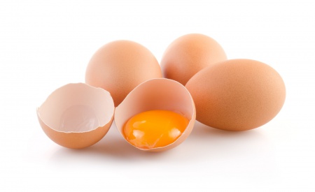 โคลีนในไข่ไก่ป้องกัน “อัลไซเมอร์” ไข่ไก่ นอกจากจะเป็นอาหารคู่ครัวและเป็นหนึ่งในเมนูอาหารยอดนิยมของผู้บริโภคแล้ว ไข่ไก่ยังถือเป็นแหล่งโภชนาการชั้นเลิศ เพราะอุดมไปด้วยสารอาหารที่มีประโยชน์ต่อร่างกายมากมาย ทั้งโปรตีนคุณภาพดี ที่มีกรดอะมิโนที่สำคัญต่อร่างกายถึง 9 ชนิด รวมทั้งวิตามินเอ วิตามินบี2 วิตามินอี โอเมก้า3 โฟเลต ไรโบฟลาวิน โคลีน ลูทีน และแร่ธาตุต่างๆ ทั้งโพแทสเซียม สังกะสี ทองแดง ซีลีเนียม ฯลฯ