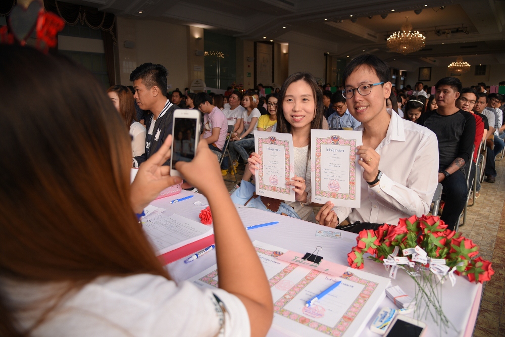คู่รักแห่จดทะเบียนสมรส รับ 