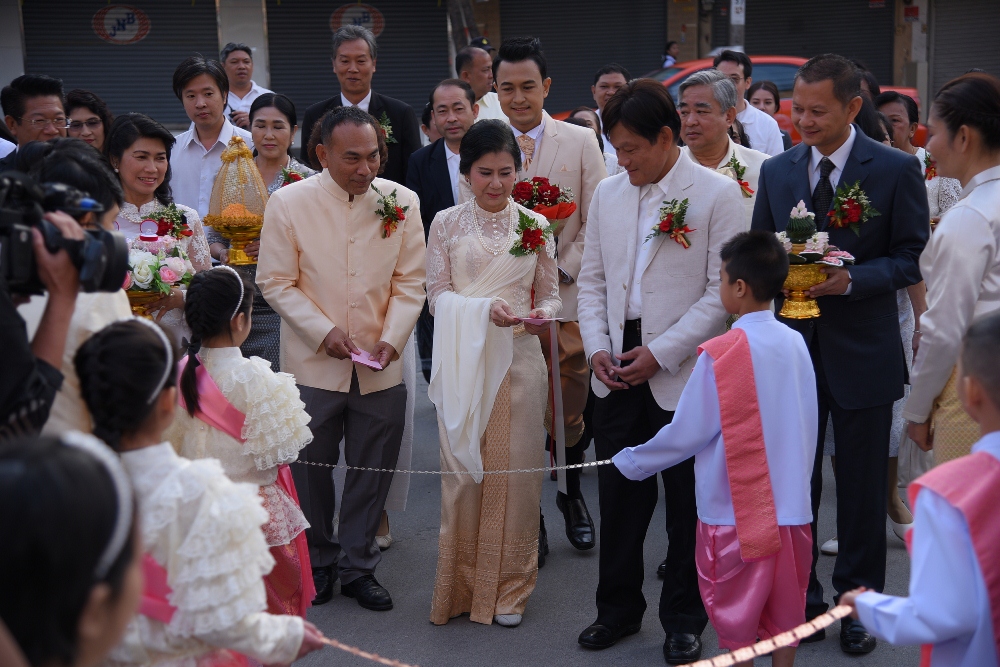 คู่รักแห่จดทะเบียนสมรส รับ 