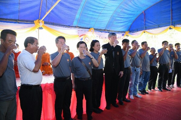 'พรหมพิราม' ท้าดื่มน้ำสาบานเลิกบุหรี่ทั้งหมู่บ้าน thaihealth